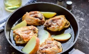 Put apple slices in the pan. Simmer the chicken after covering for 25 minutes.