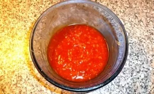 Mix honey with chopped garlic, ketchup and vinegar to taste. Constantly taste the sauce to get the desired result.