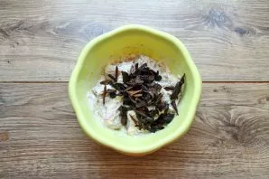 Rinse the soaked mushrooms, pour clean water and, after boiling, cook over medium heat for 30 minutes. Drain the broth, and cut the mushr...