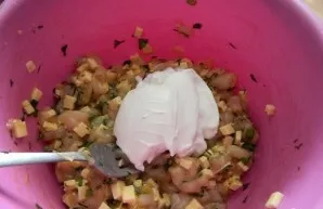 Mix this mass well and add sour cream.