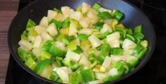 Cut the pineapple pieces into the same pieces and put them in a pan with paprika. We stir and fry for another couple of minutes.