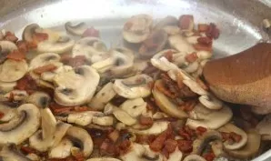 Add the mushrooms to the bacon, stir and fry for 3-5 minutes.