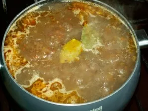 After five minutes, you can put the liver. If necessary, salt the soup again, pepper it and add bay leaf to it. Continue cooking for anot...