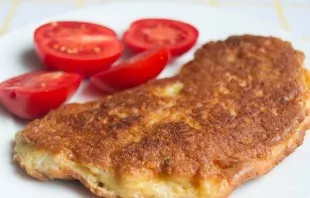 Steaks are served with any side dish. They go best with fresh vegetables and white sauce.