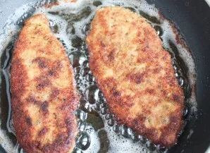 Meanwhile, heat the pan with vegetable oil and add the steaks, fry on both sides until golden brown.