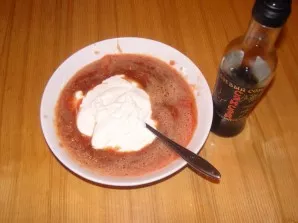 Add soy sauce to tomato puree and mix. Then sour cream. Mix. Put the chicken in a pan and reduce the heat.