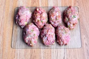 With wet hands, form rather large cutlets.