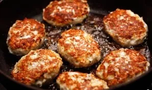 Turn over and cook on the other side until browned. That's it - chicken cutlets with cheese are ready!
