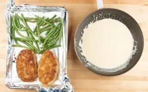 Next, also put the beans on a baking sheet. First salt and pepper. Bake the ingredients for 11 minutes in an oven at 200 degrees. Make th...