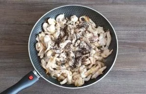 As soon as the chest turns pale, add basil, salt to taste. Stir.