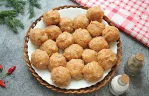 Divide the mince into equal parts and roll it into dumplings no larger than walnut dumplings.