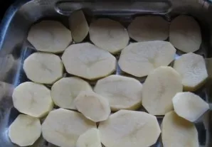 Grate the carrots coarsely.