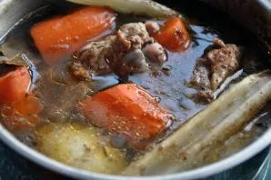 At that time, bring the broth to a boil. Put the bones in a saucepan, freeing them from the meat, add peeled vegetables and spices to tas...