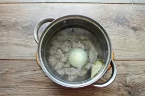 Peel the onion and put it in the broth.