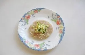 From a portion of minced meat form a pancake. Put a spoonful of filling in the middle of the pancake.