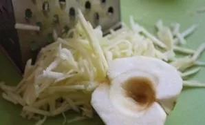 Wash the apples, cut them in half, remove the core and peel them. We grate them on a coarse grater.