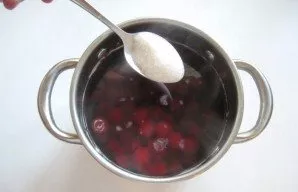 In a saucepan with berry broth, add sugar to taste.