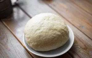 Knead a homogeneous dough that does not stick to your fingers. If necessary, add more flour.