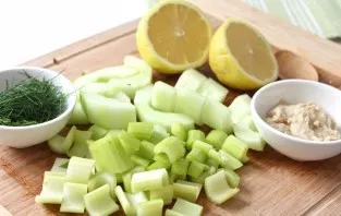 In a large bowl, throw the cauliflower and chopped vegetables.