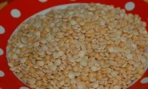 Add the washed peas to the meat broth and cook until tender (40-45 minutes over medium heat).