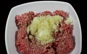 Put the onion in the mince.