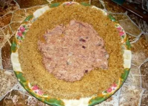 Add breadcrumbs to a separate plate. With wet hands, tear off a small piece of minced meat and form a flat cake.