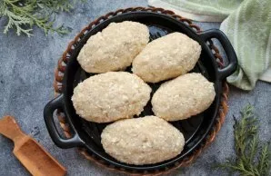 Form cutlets with wet hands. Put them in a mold smeared with vegetable oil.