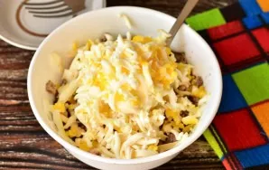 Grate boiled chicken eggs. Mix everything thoroughly.