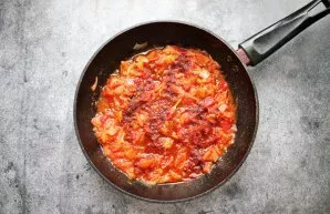 Simmer the vegetables over low heat for 10 minutes. Add paprika.