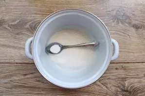 Add sugar to the pot and add citric acid.