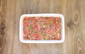 Grease a 12 * 18 baking dish with vegetable oil and add the meat mass. Press a little and smooth the surface.