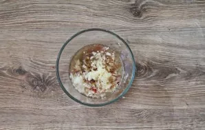 Peel and chop the garlic, add it to the bowl with the sauce and mix everything.