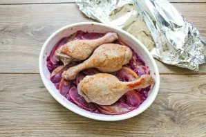 Cover the form with foil and place in a hot oven. We bake everything at a temperature of 180 degrees for an hour.