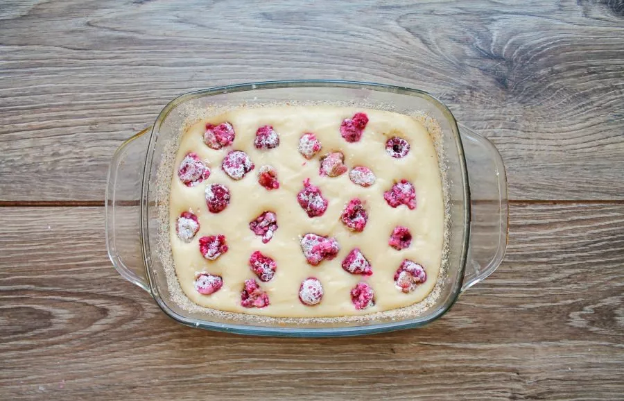 Grease a 16 * 21 centimeter baking form with vegetable oil and pour the dough, level it. Place raspberries mixed with starch on top and d...