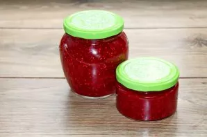 Lay out the jam in sterilized, dry jars and close immediately.