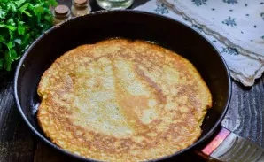 Heat the pan and coat with oil. Pour the whole mass from a blender bowl, fry the oatmeal on both sides for 2.5-3 minutes over low heat.