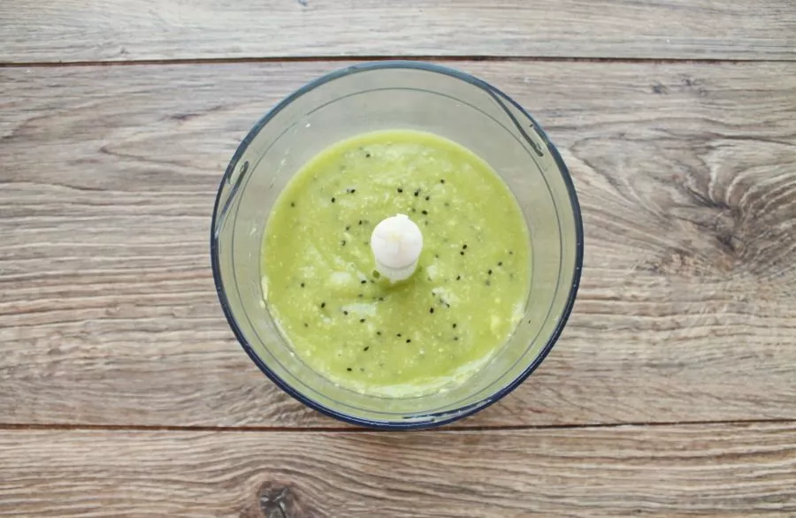 Grind everything with a blender until smooth and immediately pour into glasses.