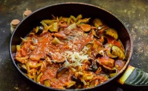 Mix tomato paste with water, pour into the pan, add spices and chopped garlic, simmer covered for 35 minutes.