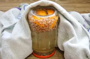 Bring the syrup to a boil, boil for 1-2 minutes until the sugar dissolves and pour it back into a jar with currants and orange. Immediate...