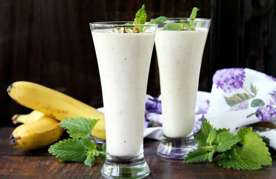 Pour the banana cocktail into glasses, sprinkle with nuts, decorate and serve immediately.