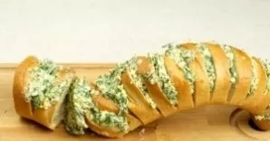 On the loaf we make deep transverse cuts. Try to do this carefully so as not to cut it to the end! Stuff the notches with cheese mixture.