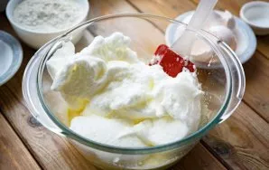 Put the whipped proteins in a bowl with a mixture of yolks. With a spatula, gently movements, while maintaining dignity, add the white mi...