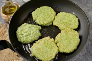 Heat the refined vegetable oil in a pan, put a full spoonful of cabbage dough and fry over medium heat until cooked, 3-4 minutes on each ...