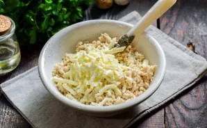 Add grated cheese to the minced meat.