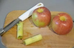 Remove the core from the apples.