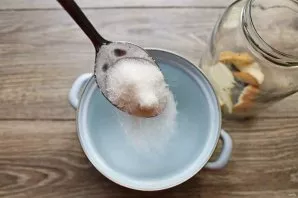 Pour sugar into a saucepan and put on medium heat. Bring everything to a boil, reduce the heat and let it brew for 2-3 minutes.