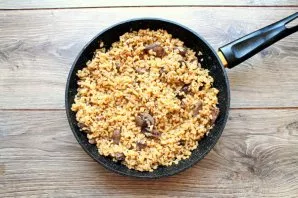 Cover the pan with a lid, reduce the heat and cook for 30 minutes over low heat. Make sure that nothing sways.