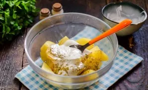 Add sour cream, spices to the potatoes as desired.