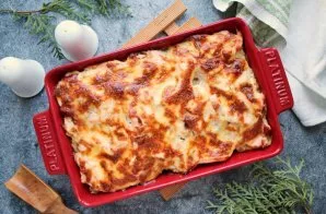 Put the tin with potatoes in a hot oven and bake for 10-15 minutes until golden brown. After a while, remove the potatoes with smoked chi...