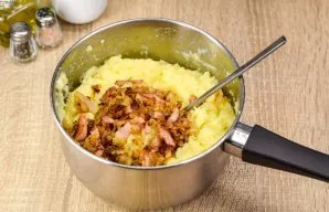 Add the cooked bacon to the puree.